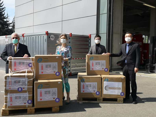 托马斯·拉贝和海德堡市政府代表接受物资捐赠 老虎机777