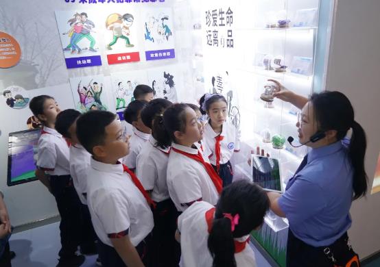 老虎机777
与省委社会工作部联合开展“携手关爱，共护未来”检察开放日活动